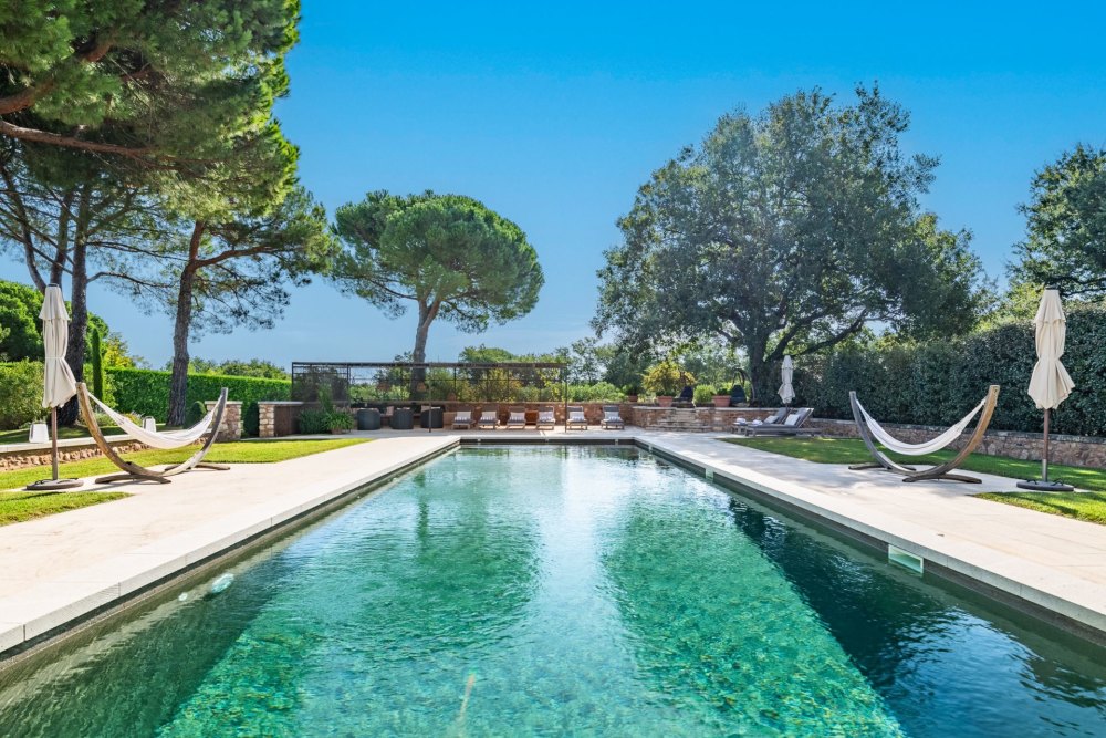 Photographs of Mas du Milan villa in Provence - Image 4 of 50