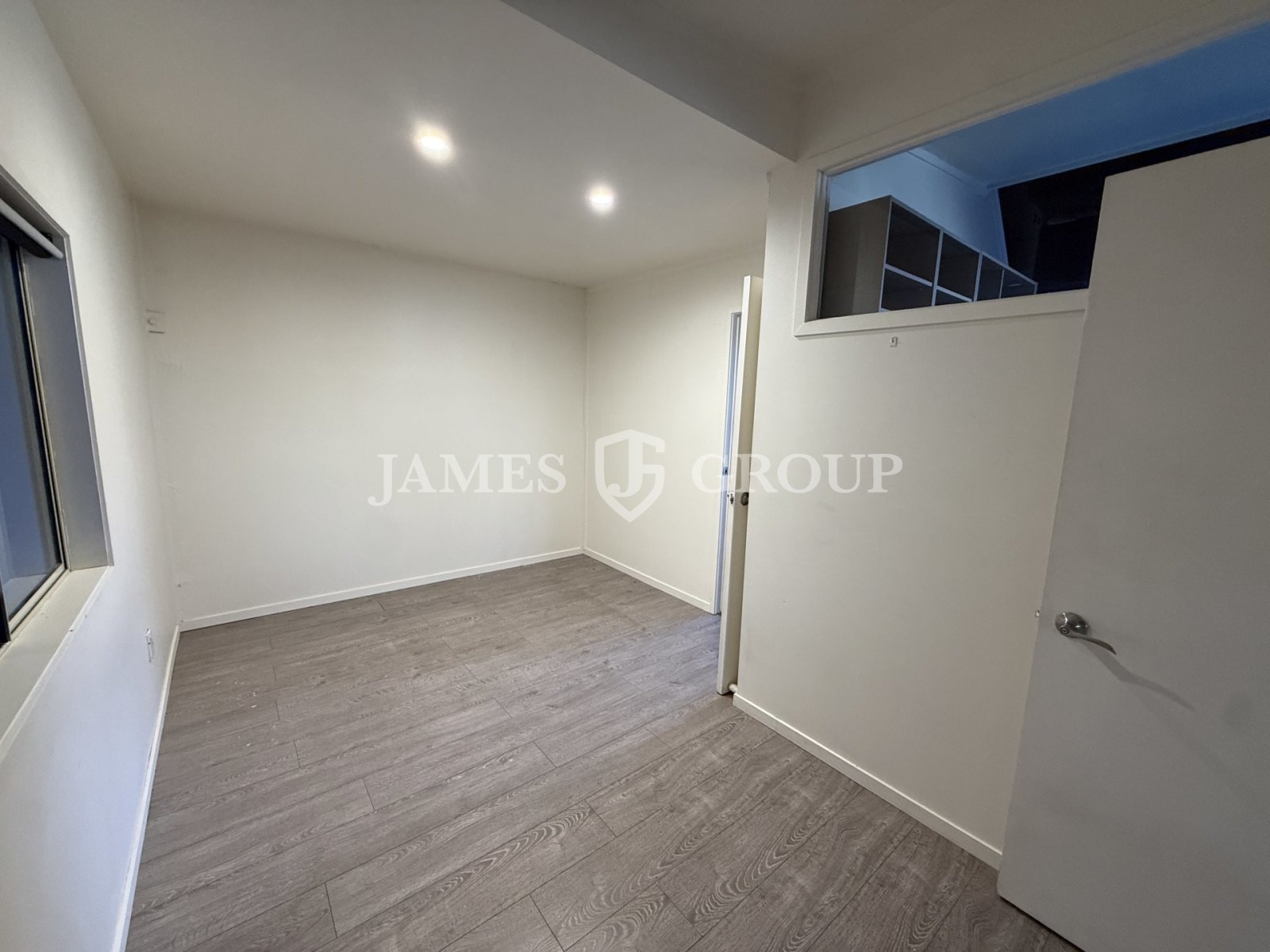 High Stud New Lynn Unit + 6 Carparks