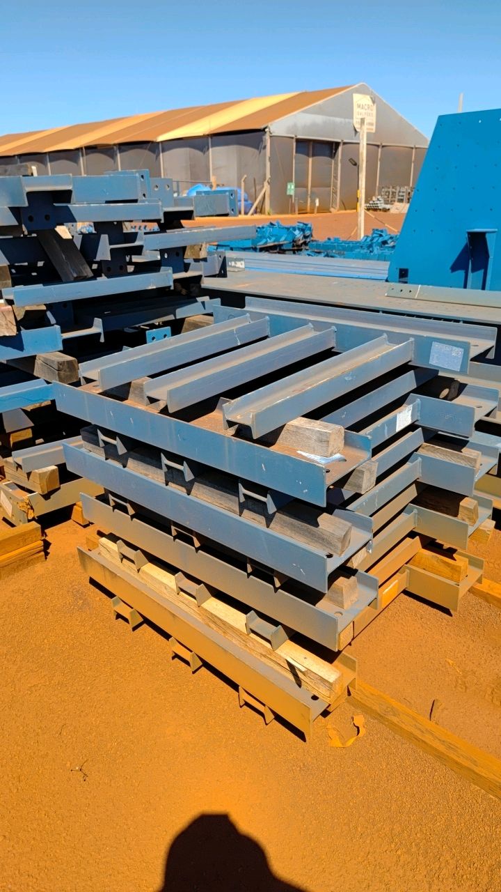 Lot of Metal Structures/ Street 2 / BOX C2
