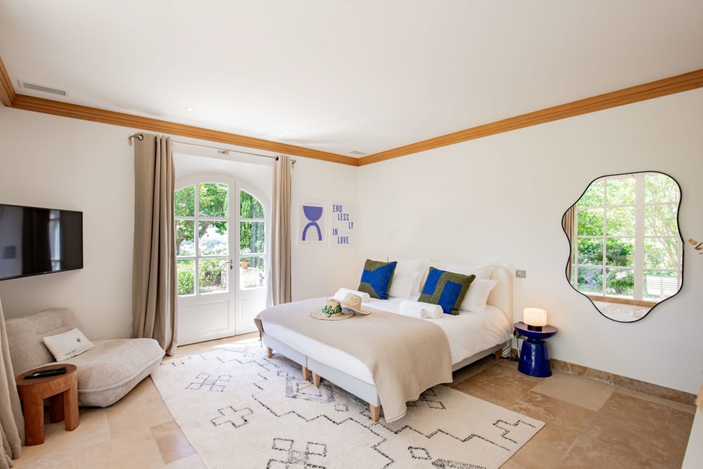 Photographs of Mas de Cezanne villa in Provence - Image 32 of 41