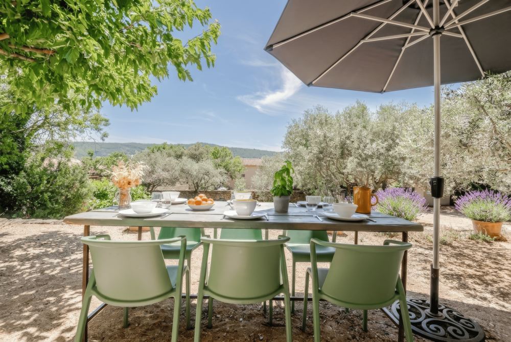Photographs of Mas Rustrel villa in Provence - Image 3 of 26