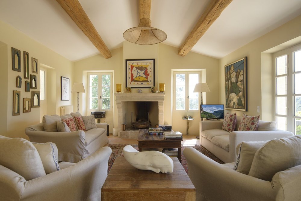 Photographs of Mas de Belleroche villa in Provence - Image 7 of 34