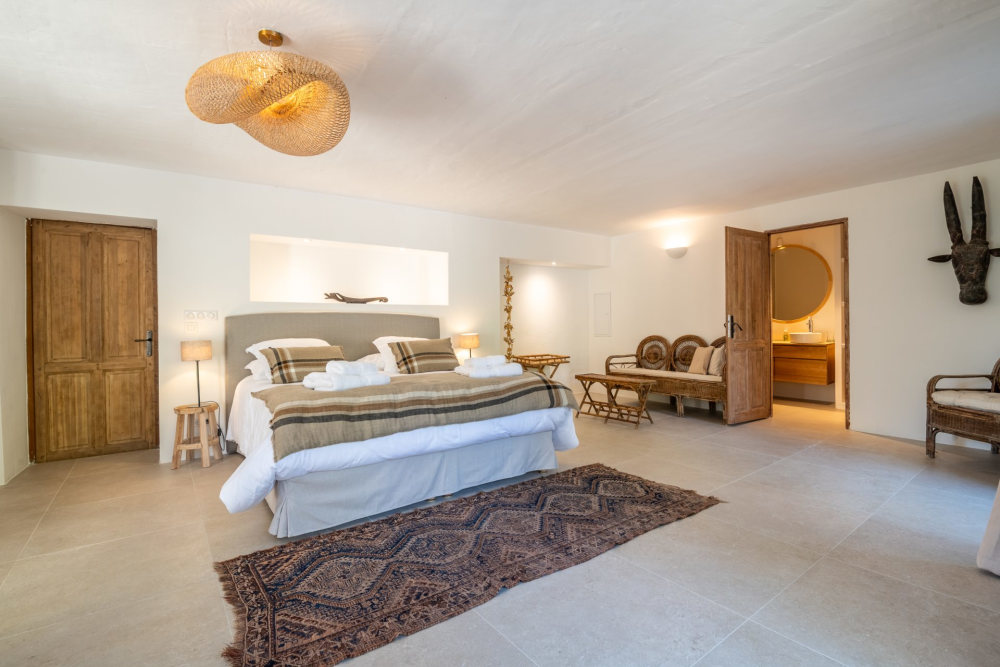 Photographs of Mas les Gardiols villa in Provence - Image 14 of 43