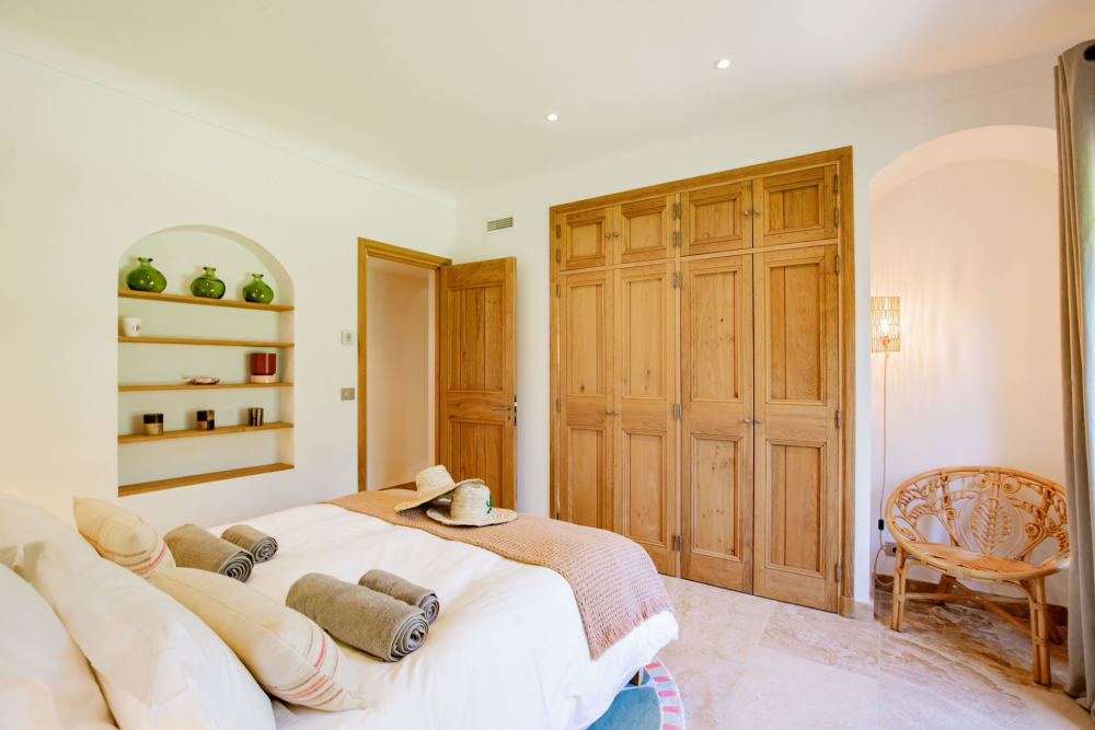 Photographs of Mas de Cezanne villa in Provence - Image 25 of 41