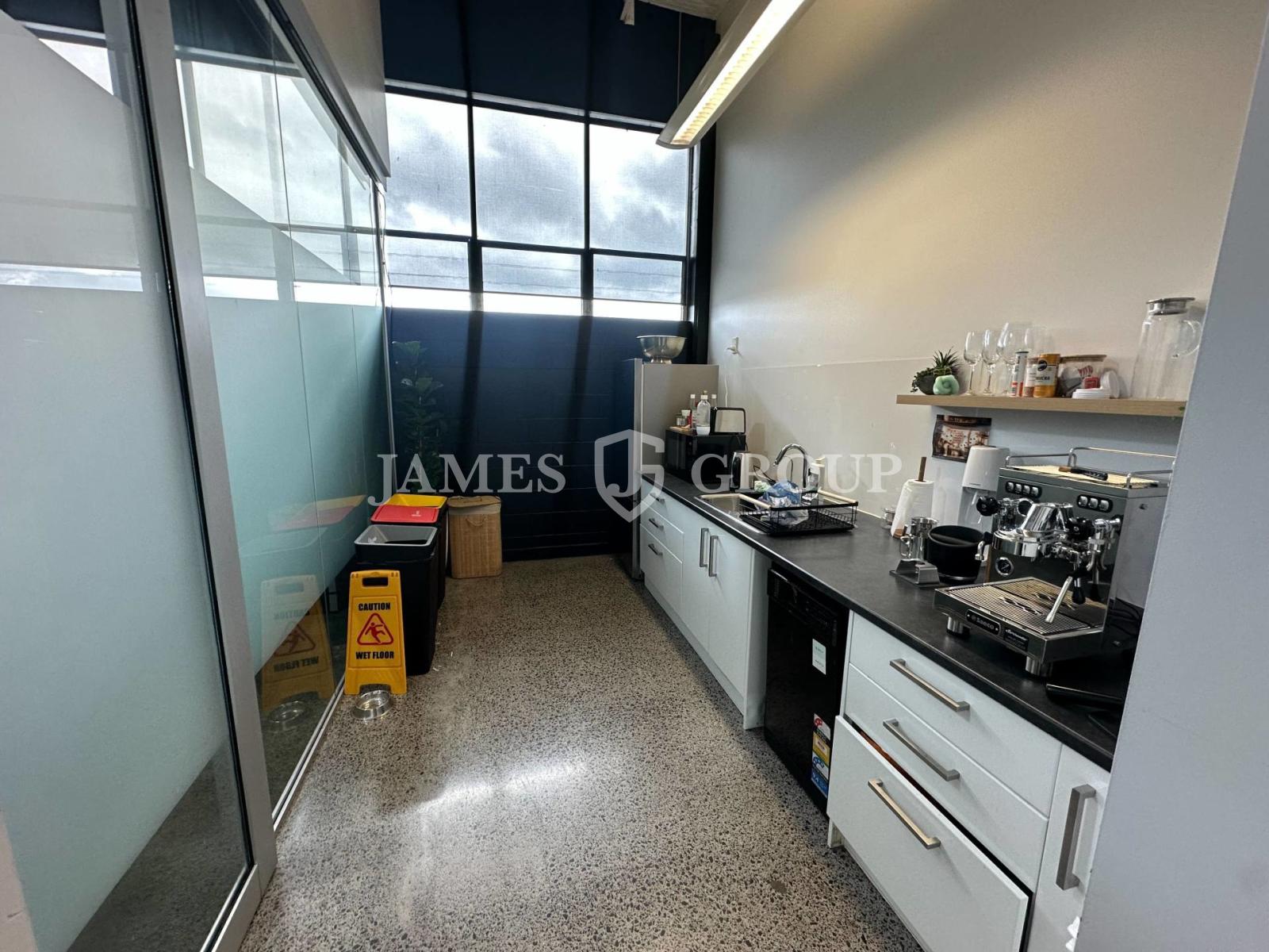 Modern Fitted Office And Extensive Amenities