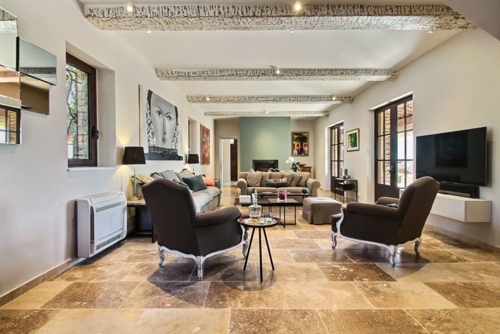 Photographs of Mas de Bellecour villa in Provence - Image 5 of 37