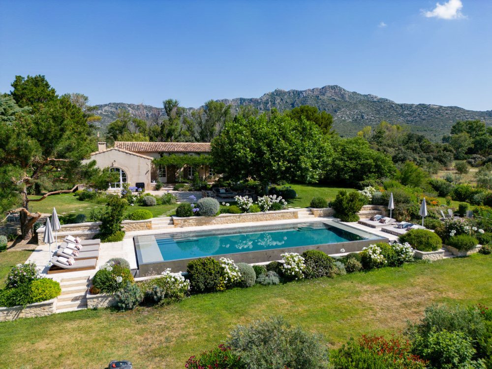 Photographs of Mas de Cezanne villa in Provence - Image 1 of 41