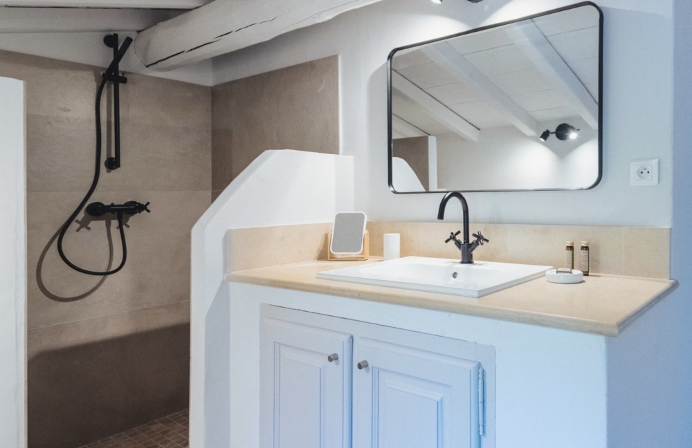 Photographs of Mas des Charmes villa in Provence - Image 23 of 39
