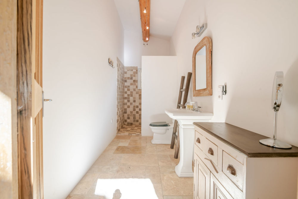 Photographs of Mas d’Oppede villa in Provence - Image 33 of 36