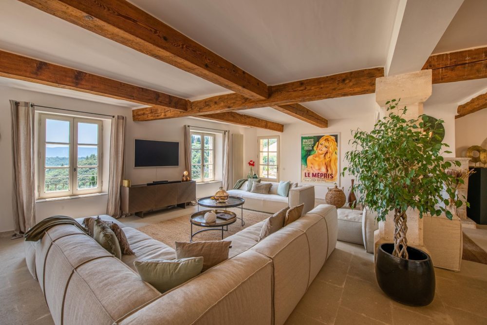 Photographs of Mas de la Reine villa in Provence - Image 5 of 41