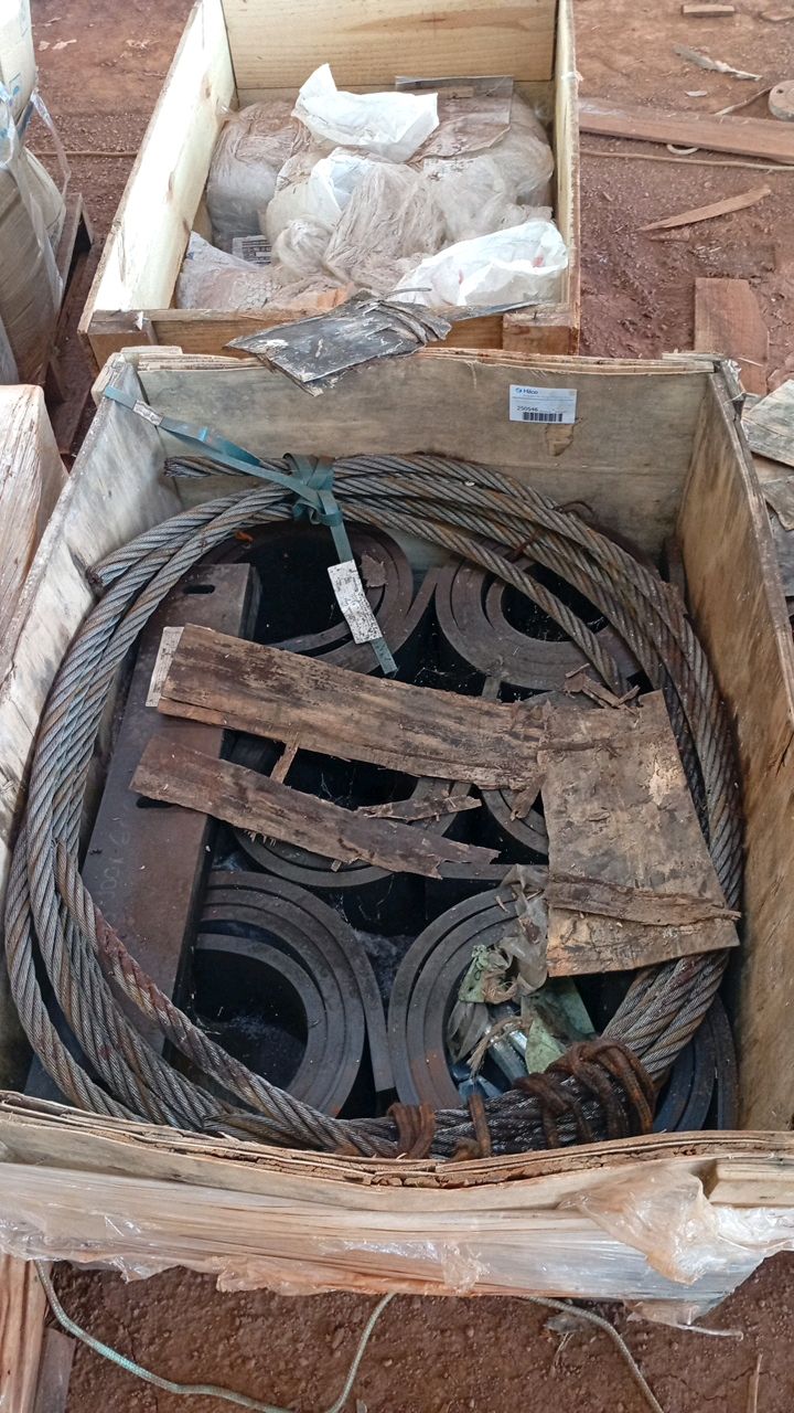 Box with Steel Cable and Rubber Base