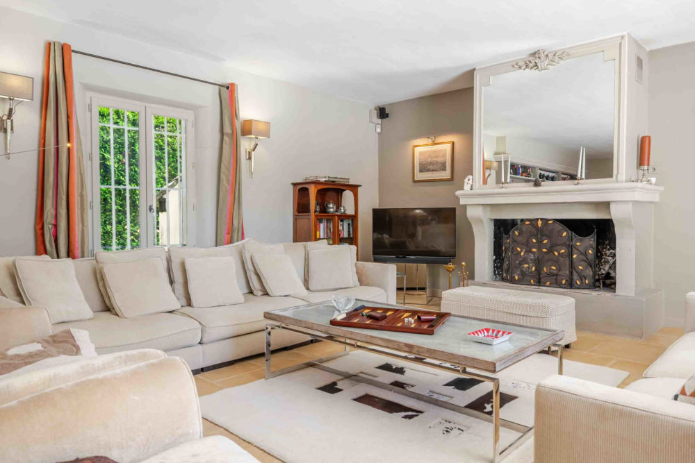 Photographs of Mas du Grelot villa in Provence - Image 10 of 39