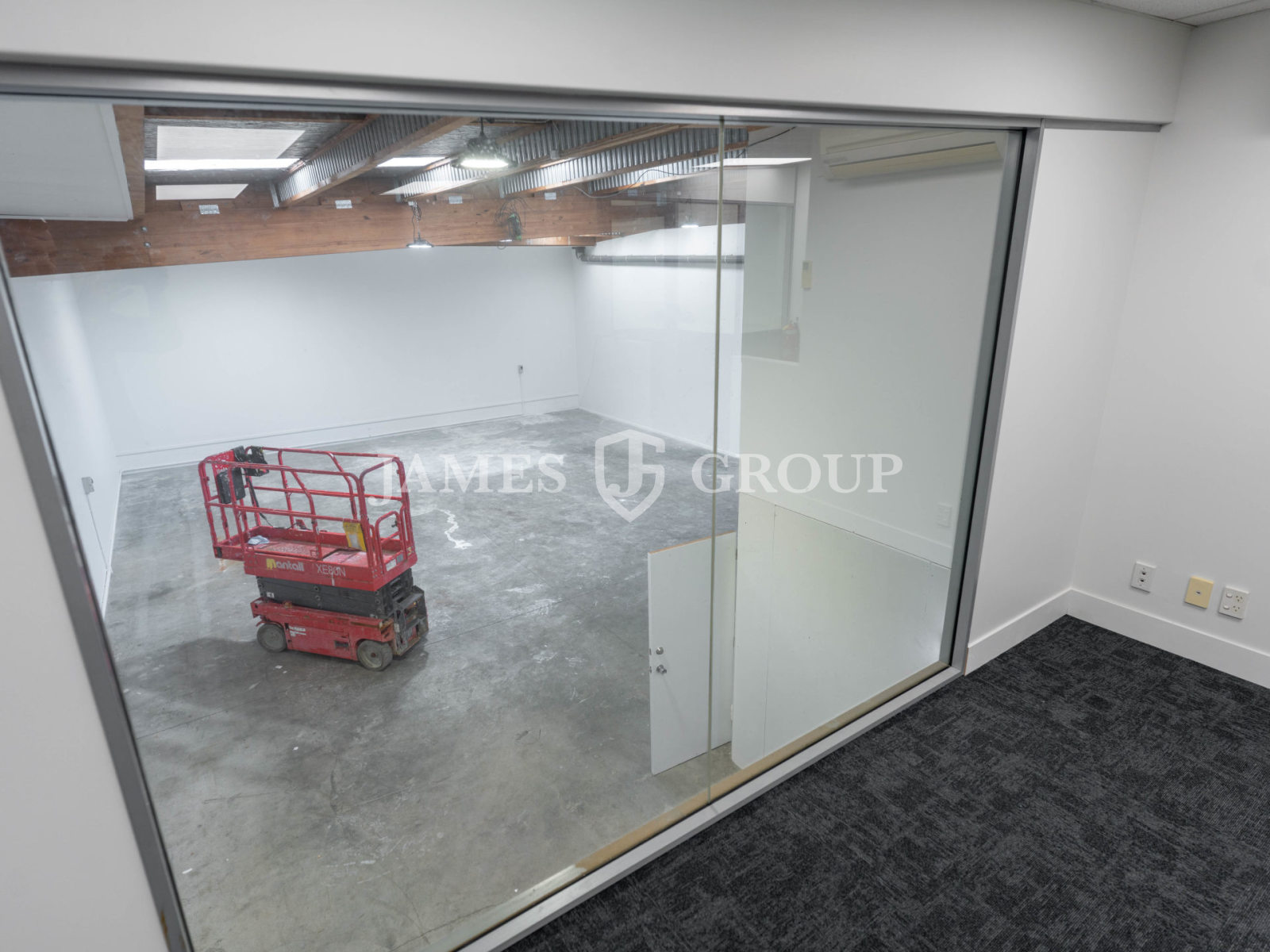 Refurbished High Stud Unit + 7 Carparks