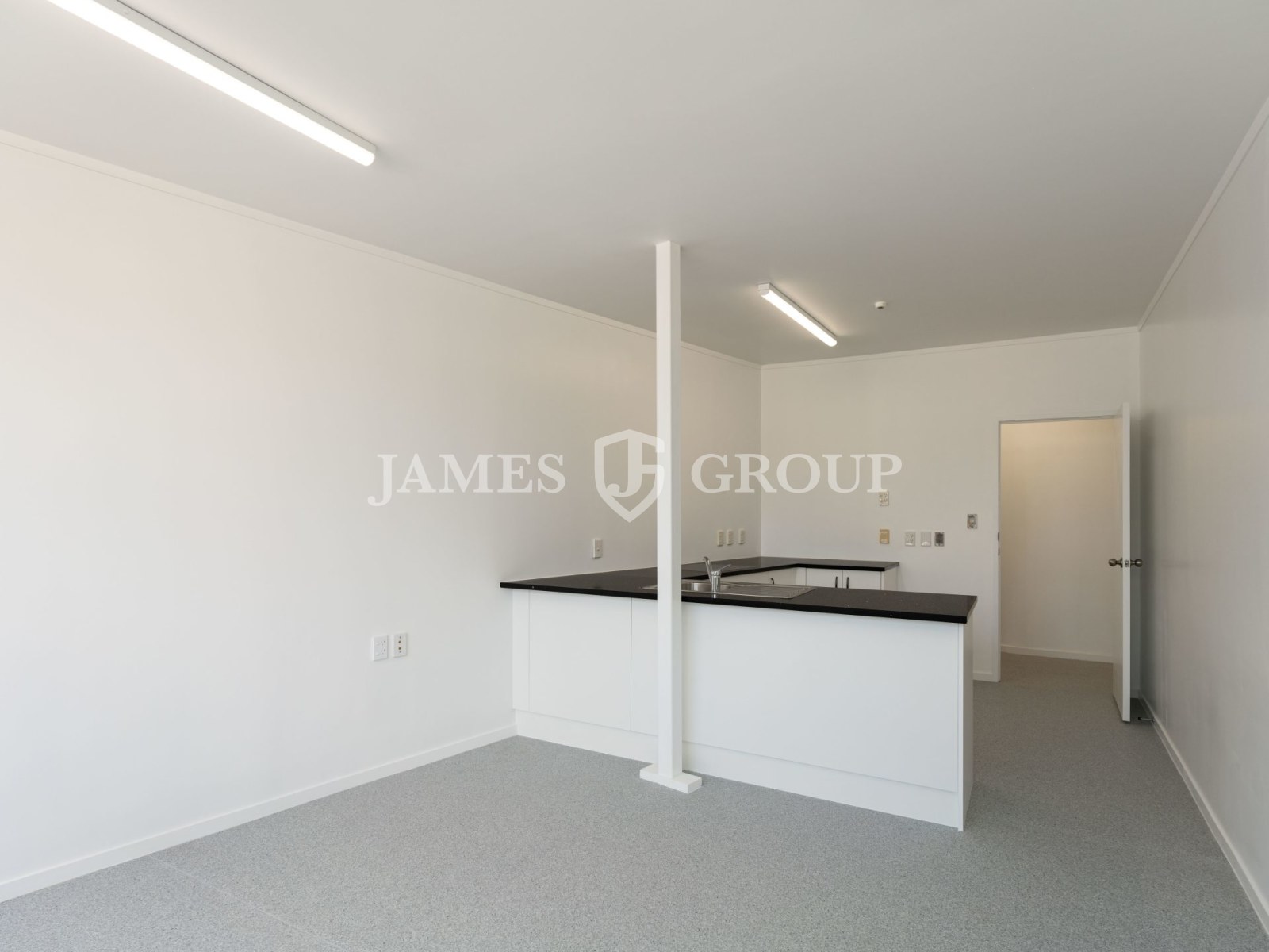 Refurbished Unit With 7 Car Parks!