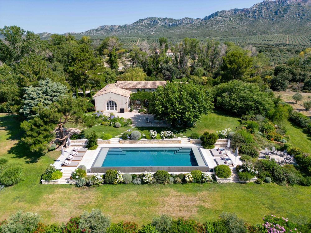 Photographs of Mas de Cezanne villa in Provence - Image 19 of 41