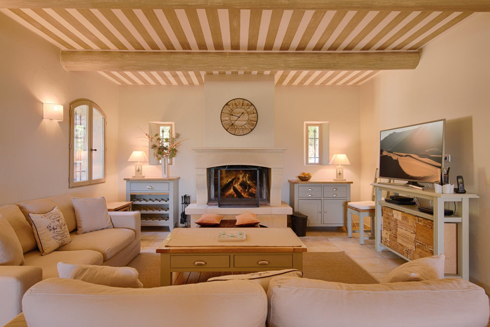 Photographs of Le Mas de la Route Neuve villa in Provence - Image 6 of 45