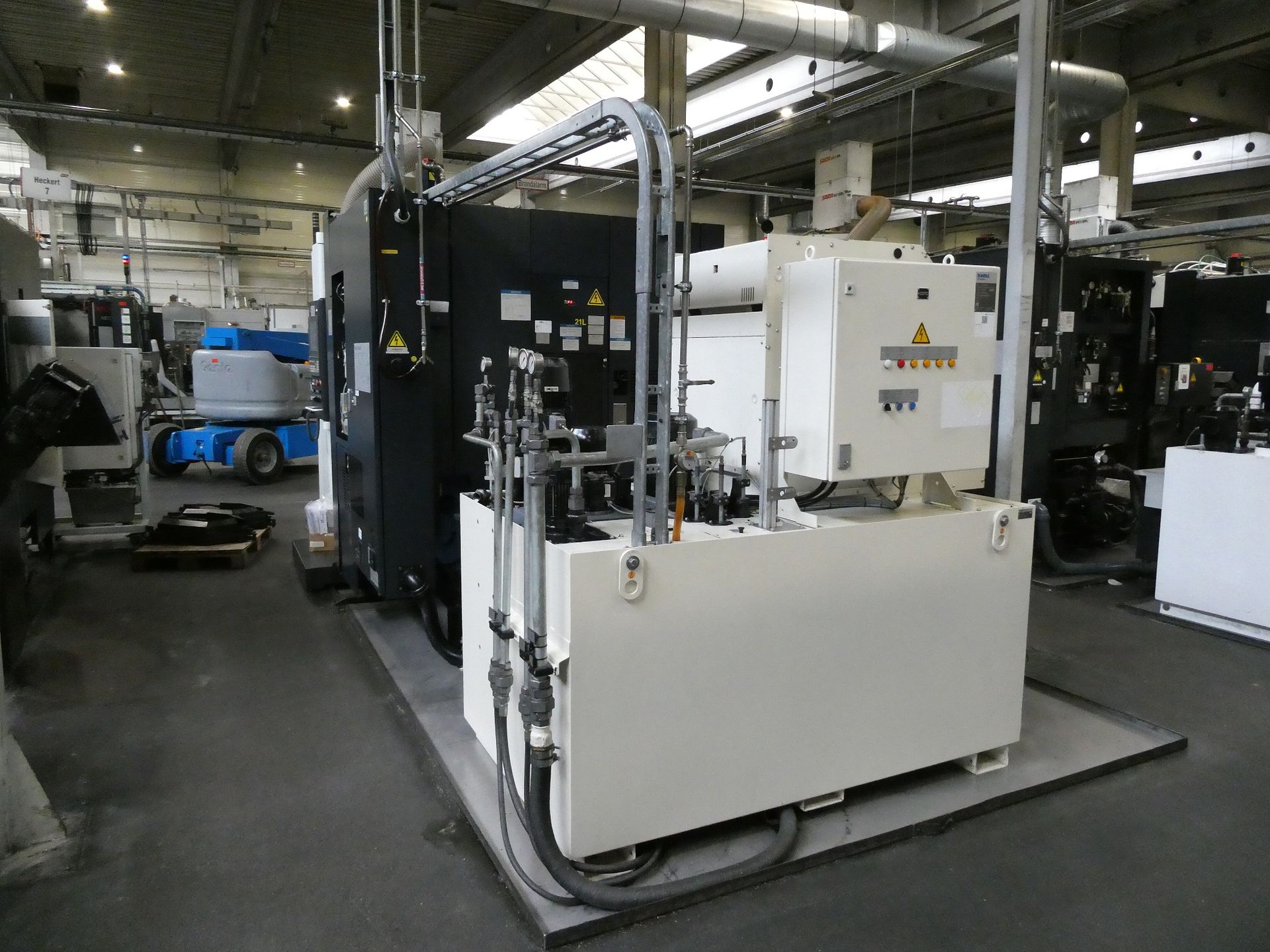 CNC Machining Center-Makino - Image 9