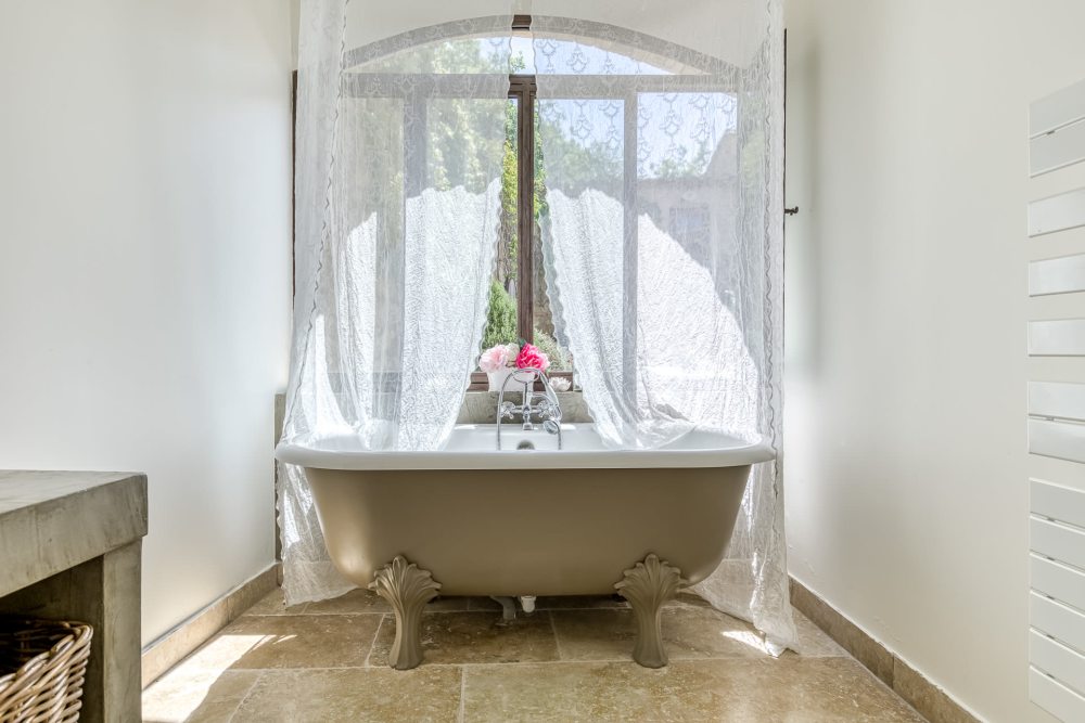 Photographs of Le Mas des Amandiers villa in Provence - Image 23 of 41
