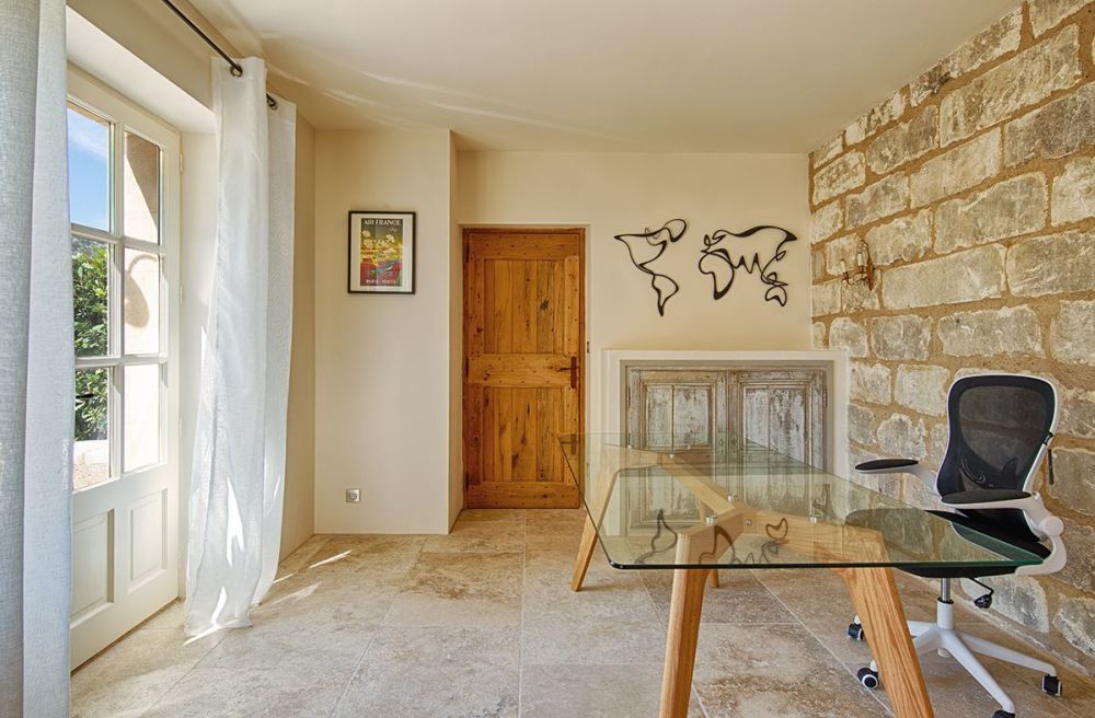 Photographs of Mas de Isa villa in Provence - Image 15 of 41