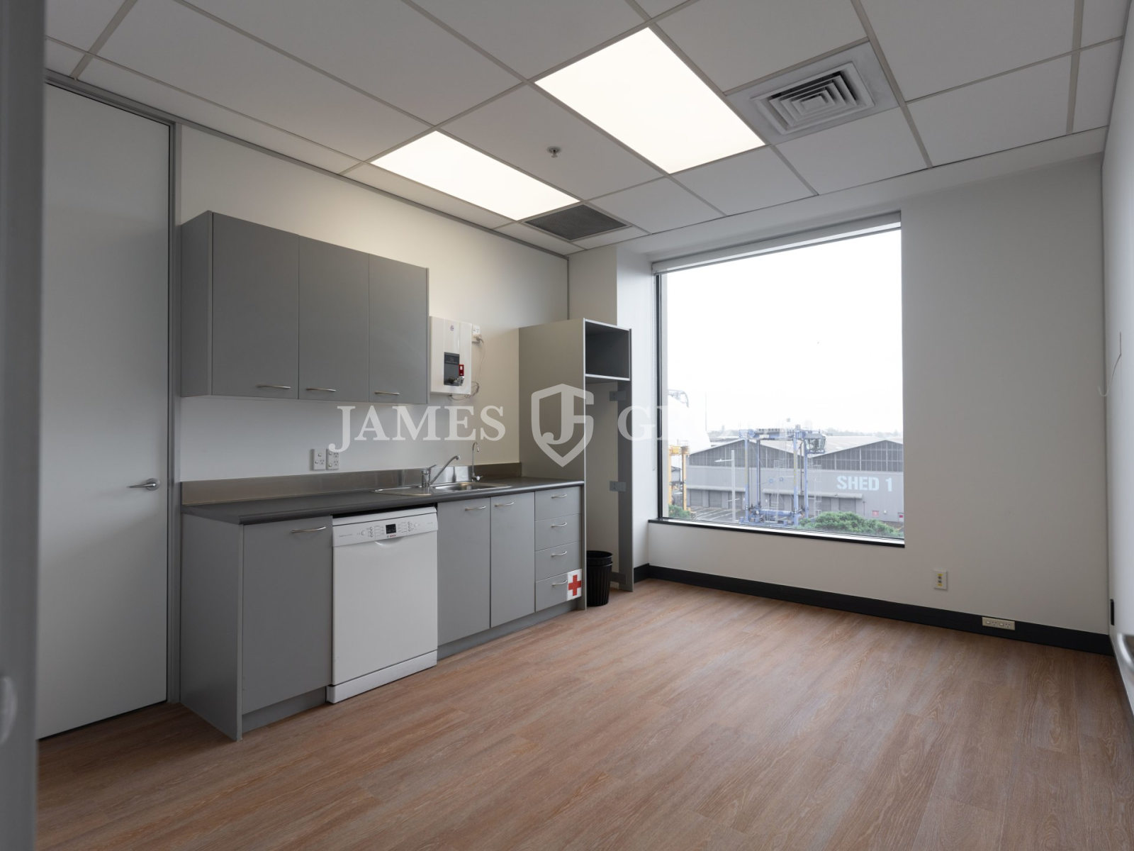 High-quality Office With Excellent Natural Light