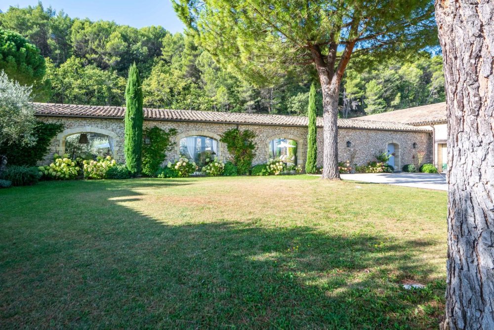Photographs of Mas de Lacoste villa in Provence - Image 47 of 64