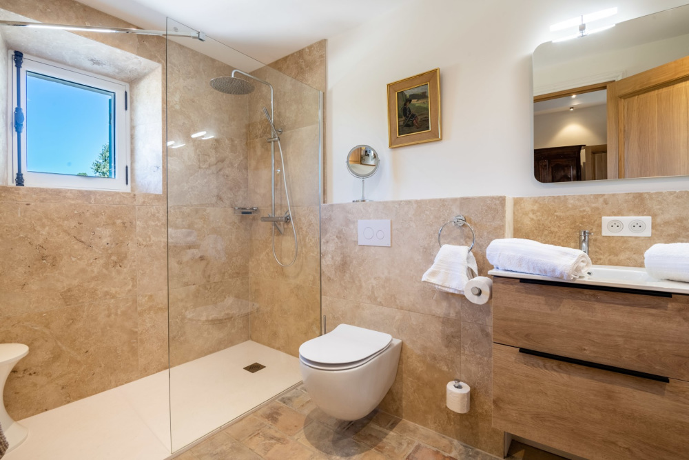 Photographs of Mas du Lauzange villa in Provence - Image 22 of 43