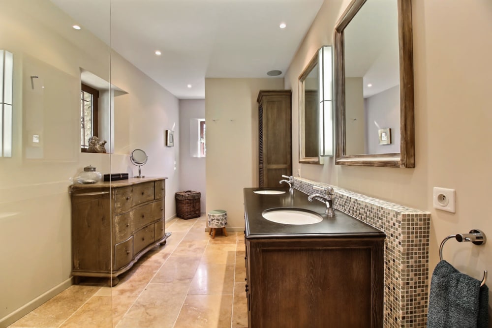Photographs of Mas de Bellecour villa in Provence - Image 24 of 37
