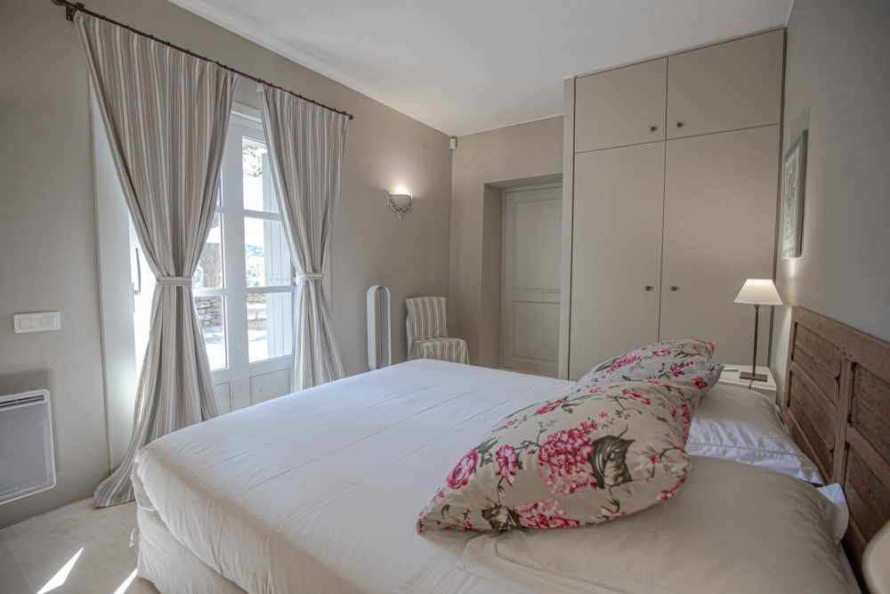 Photographs of Mas de Monvert villa in Provence - Image 15 of 34