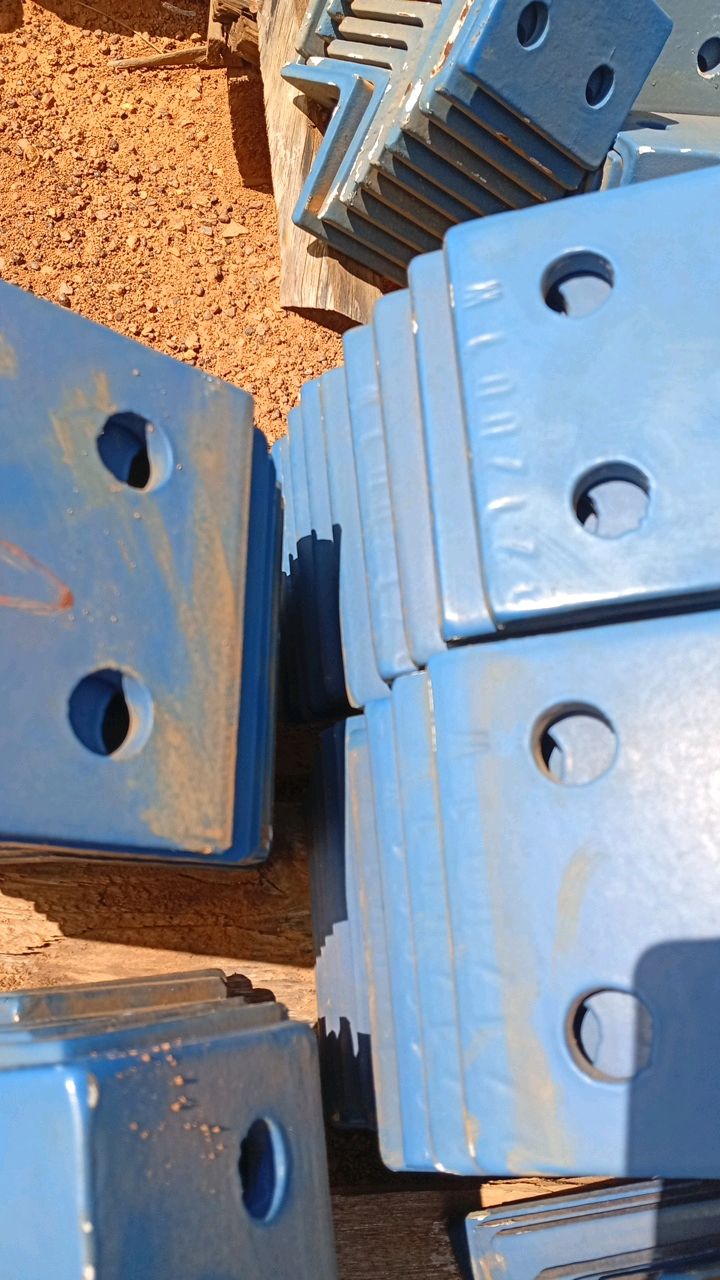 Lot of Metal Structures / Street 1 / BOX B19