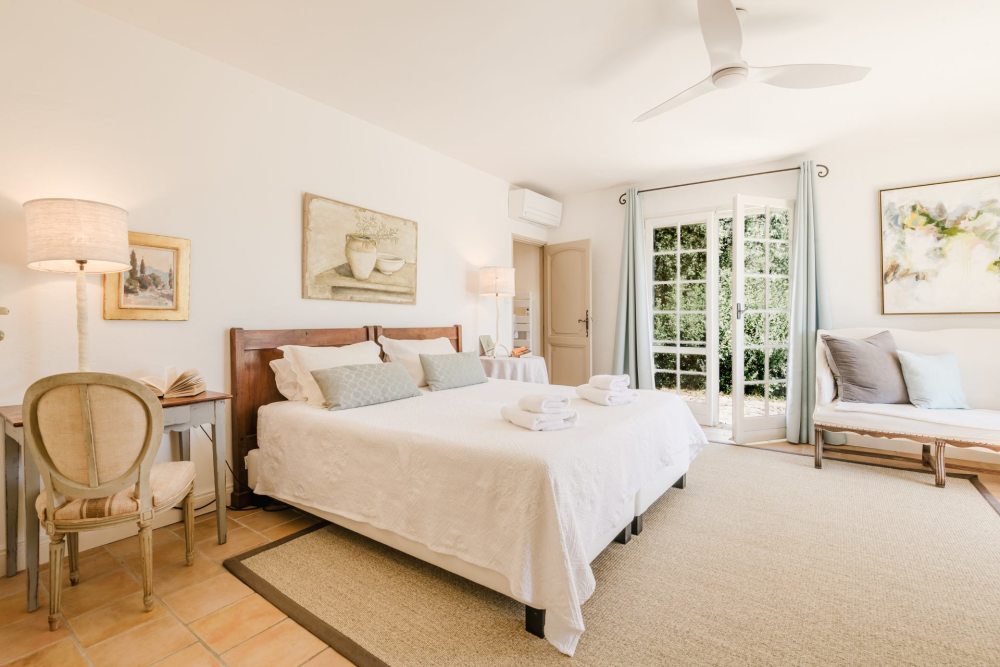 Photographs of Mas des Imberts villa in Provence - Image 14 of 48