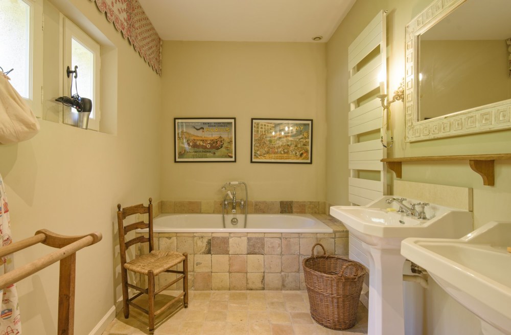 Photographs of Mas de Belleroche villa in Provence - Image 16 of 34