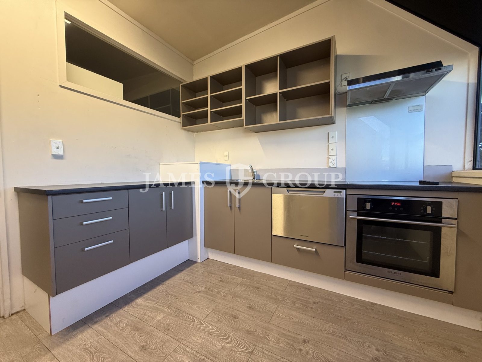 High Stud New Lynn Unit + 6 Carparks