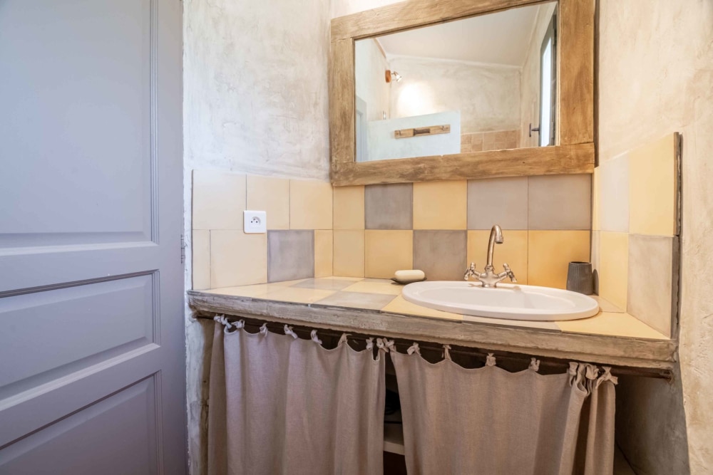 Photographs of Mas Rustrel villa in Provence - Image 20 of 26
