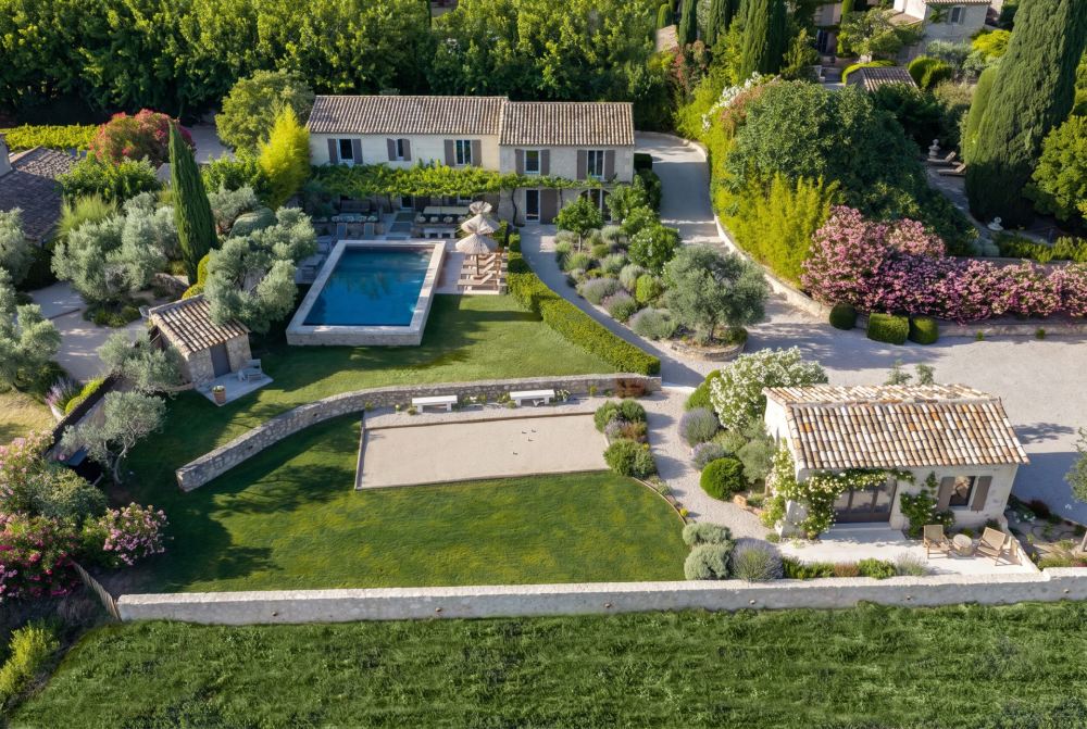 Photographs of Mas des Charmes villa in Provence - Image 4 of 39