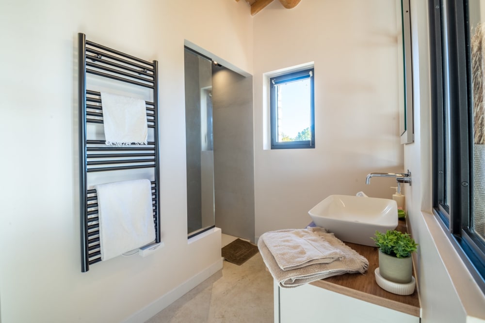 Photographs of Mas des Flaneries villa in Provence - Image 22 of 36
