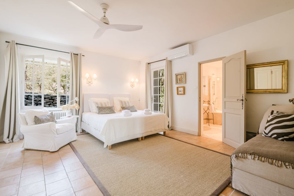 Photographs of Mas des Imberts villa in Provence - Image 21 of 48