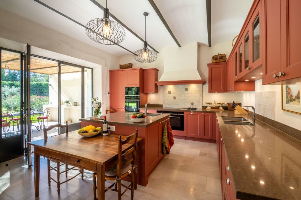 Photographs of Mas du Lauzange villa in Provence - Image 8 of 43