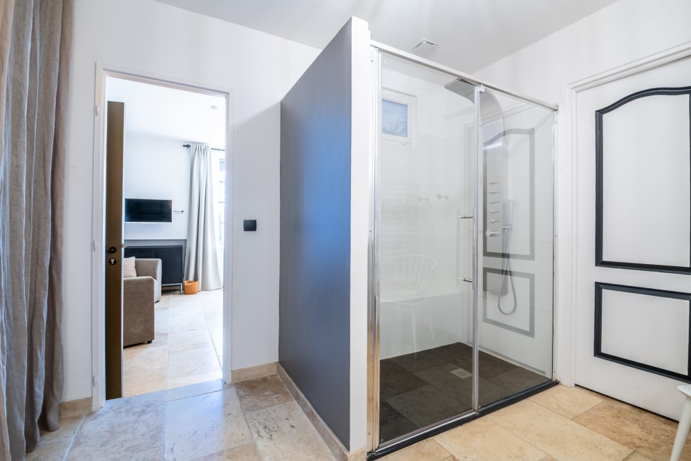 Photographs of Mas des Pêchers villa in Provence - Image 26 of 52