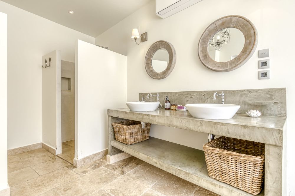 Photographs of Le Mas des Amandiers villa in Provence - Image 10 of 41