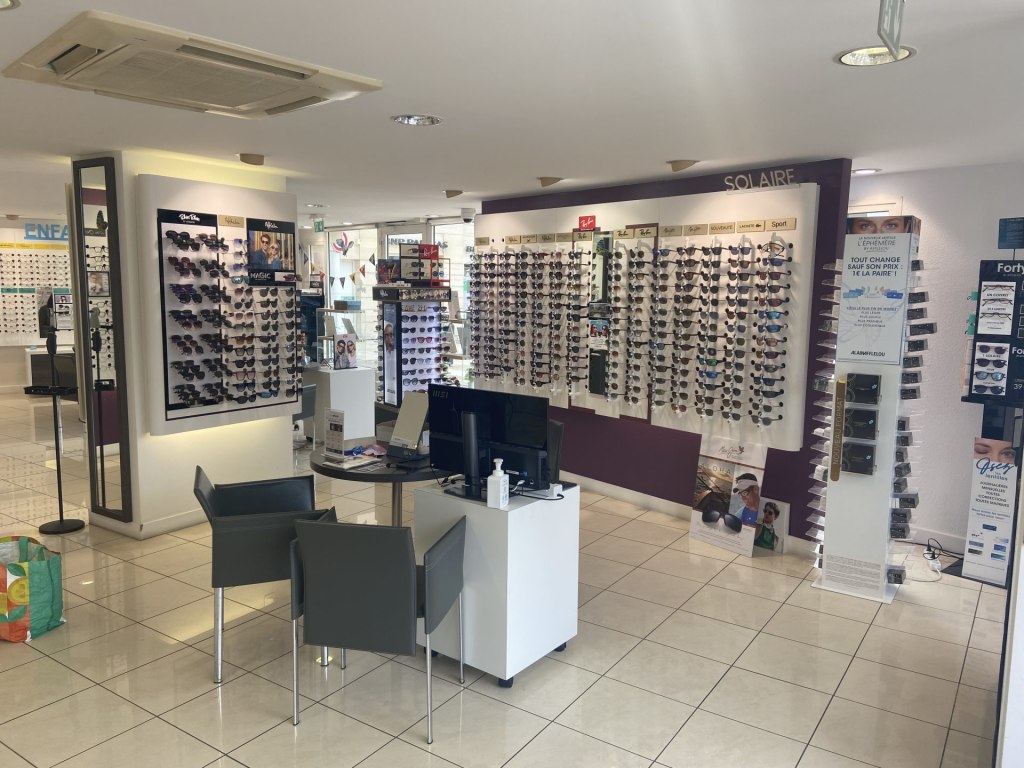 Magasin Opticien 15 place du Maréchal Juin 78600 MAISONS-LAFFITTE intérieur