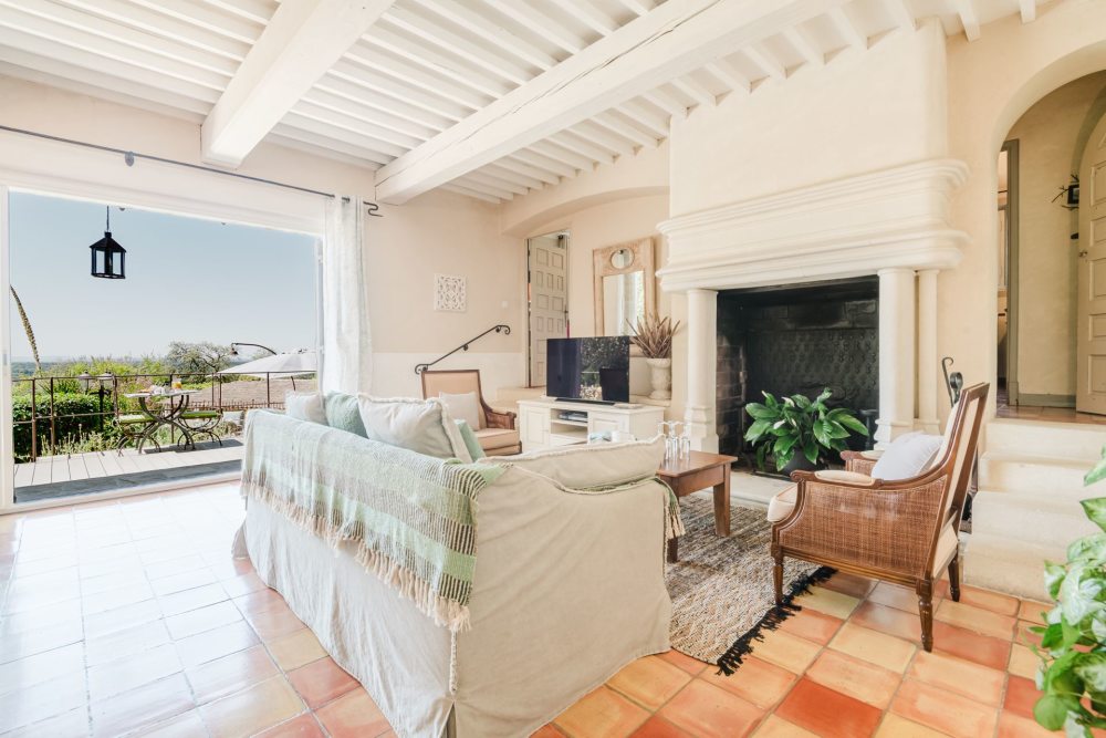 Photographs of Mas des Rocailles villa in Provence - Image 5 of 41