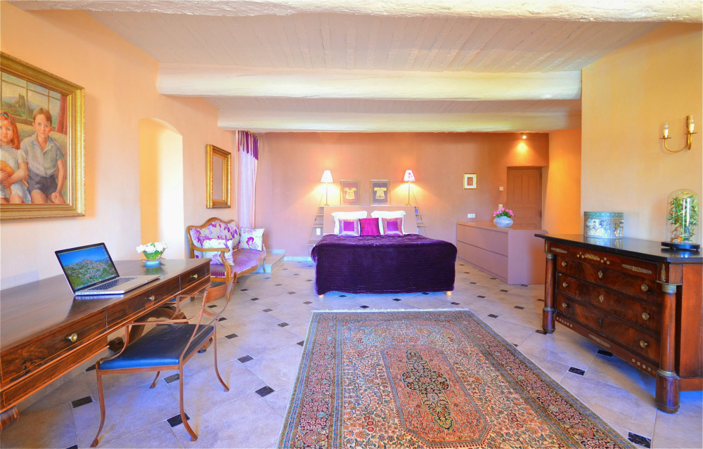 Photographs of La Cour villa in Provence - Image 14 of 34