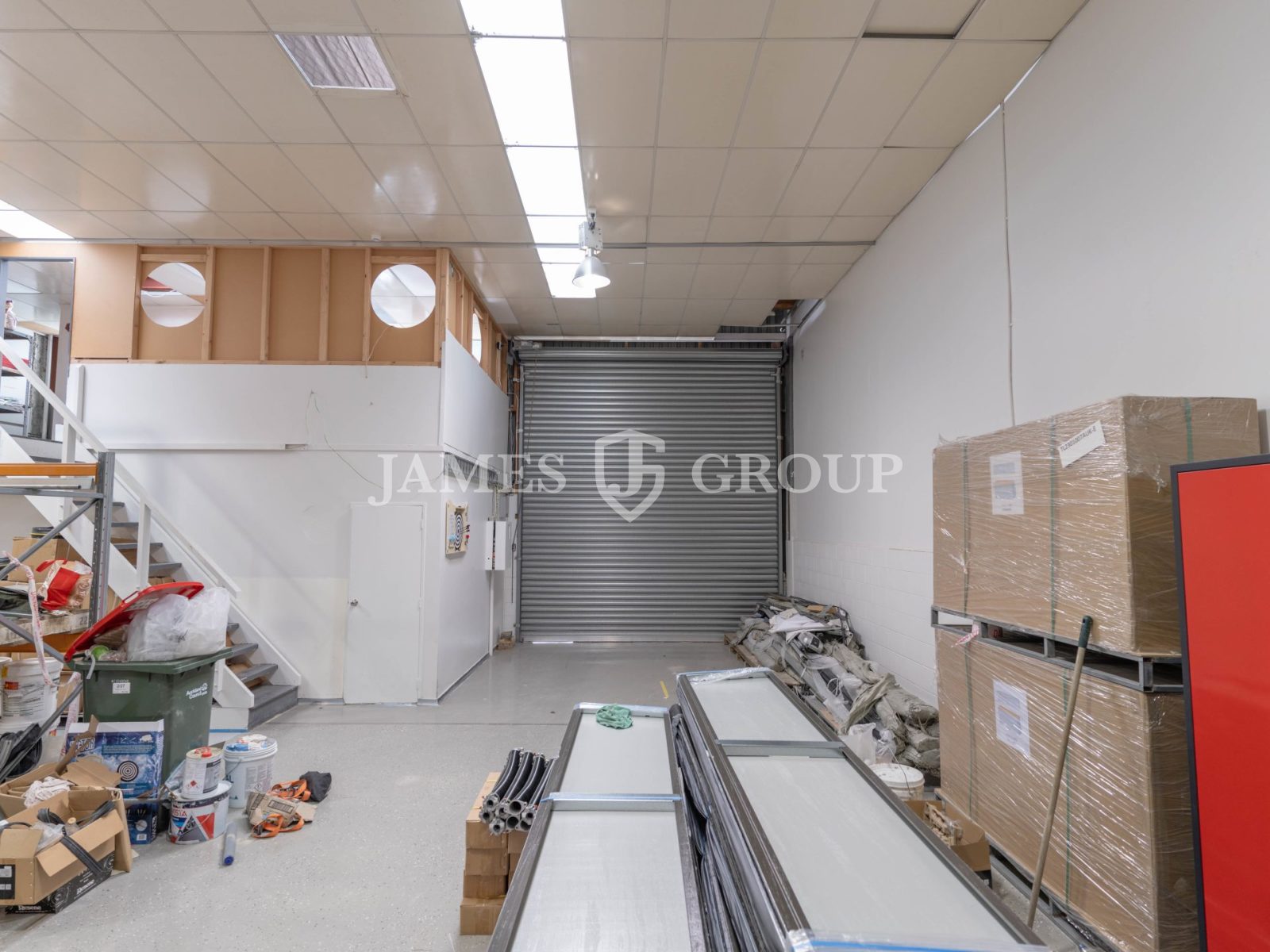 Henderson High Stud Unit + 3 Carparks | 180sqm