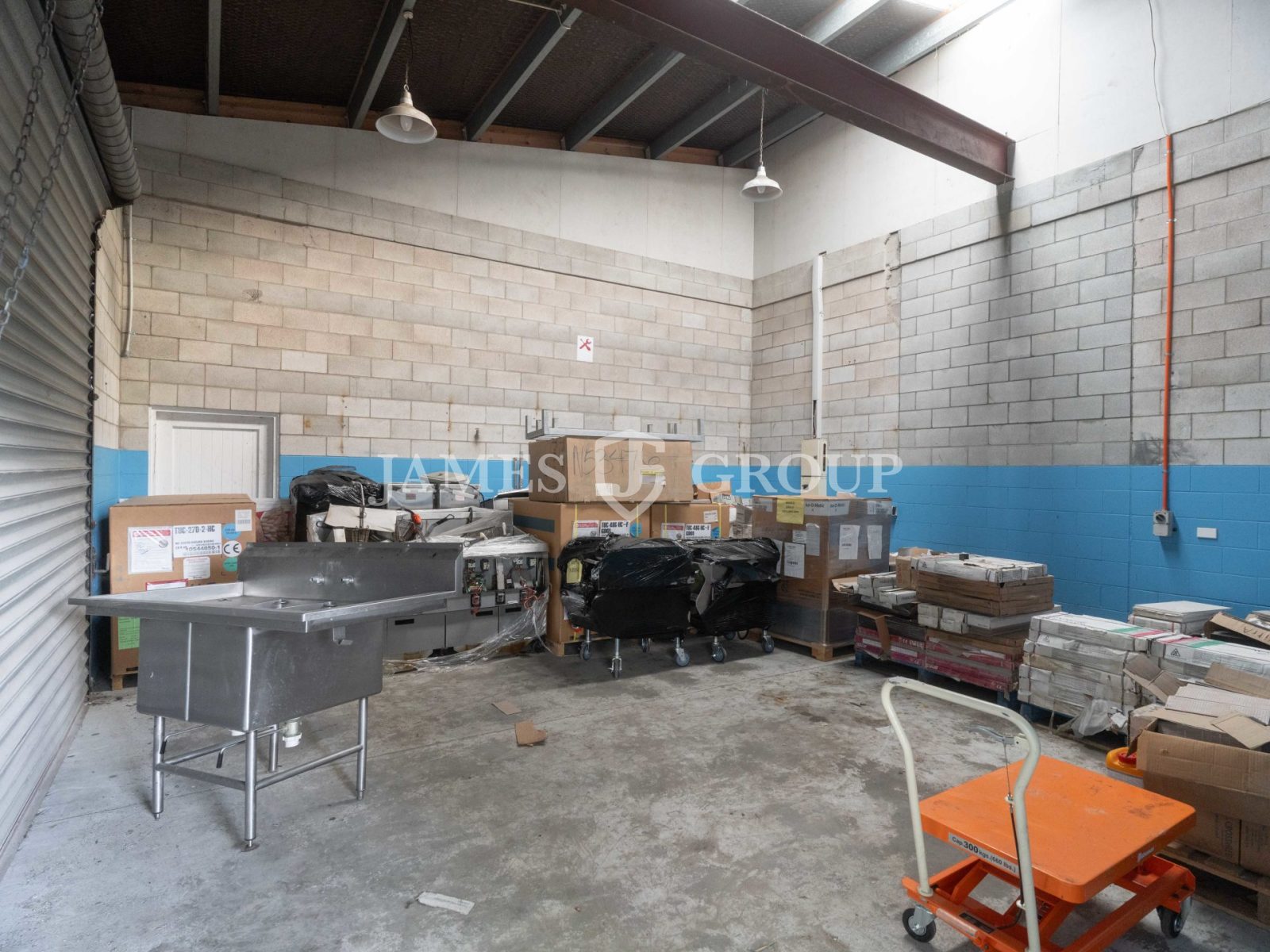 338m2 High-stud Industrial Unit With Parking