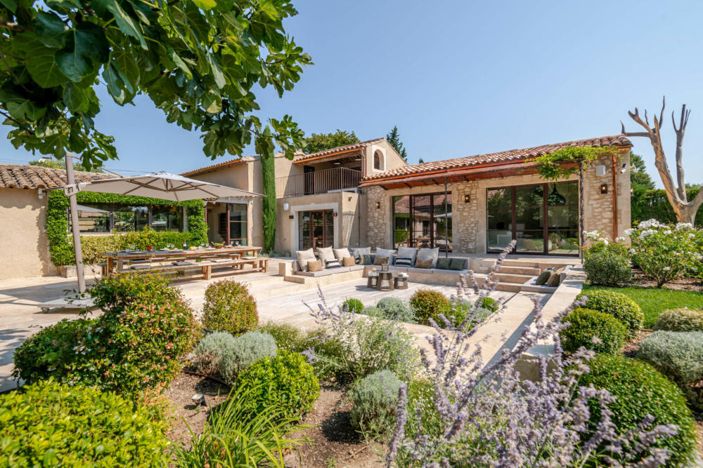 Photographs of Les Jardins d’Eygalières villa in Provence - Image 2 of 42