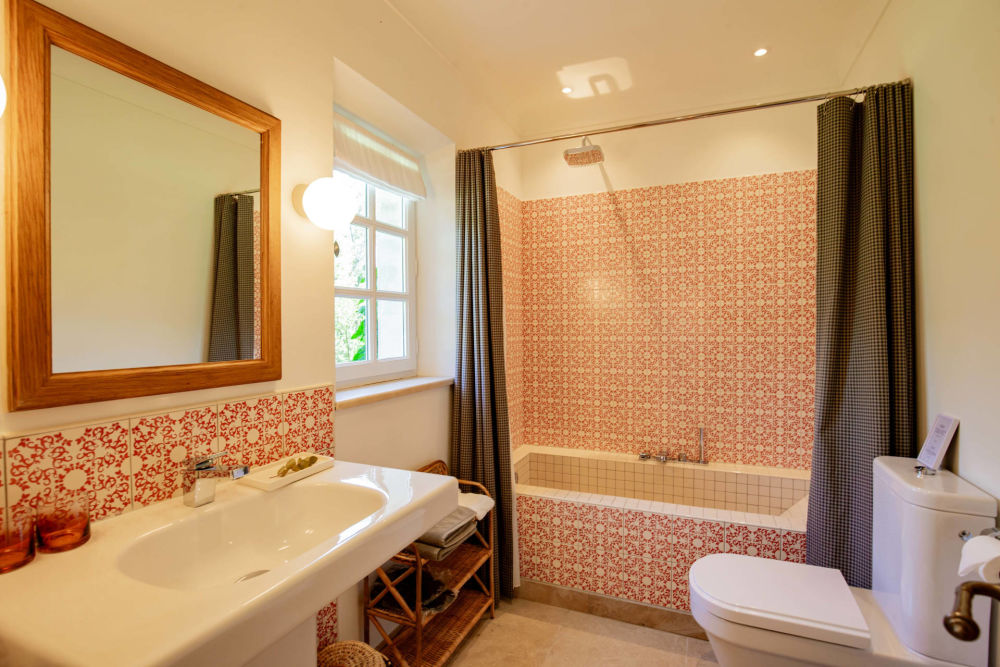 Photographs of Mas de Cezanne villa in Provence - Image 26 of 41