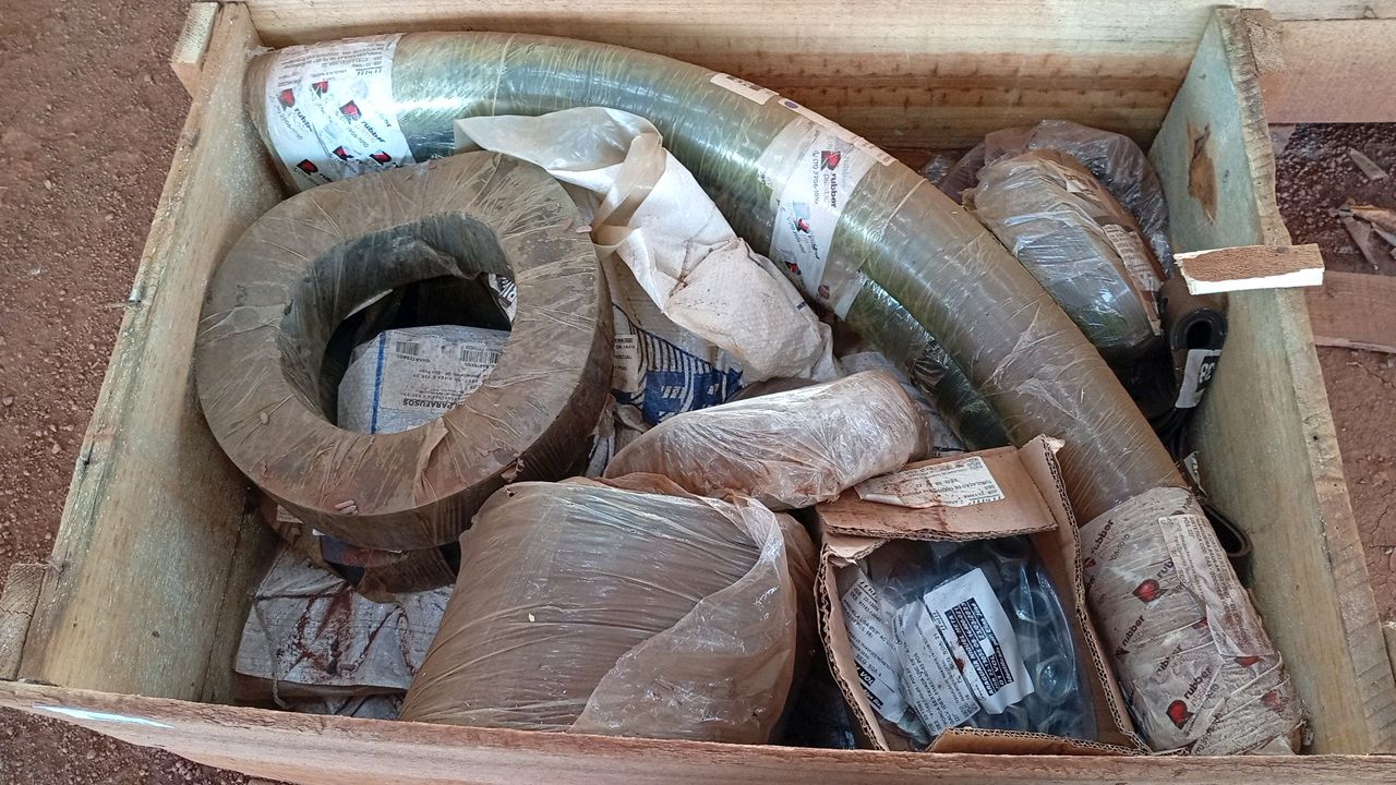 Lot containing various items for general assembly
