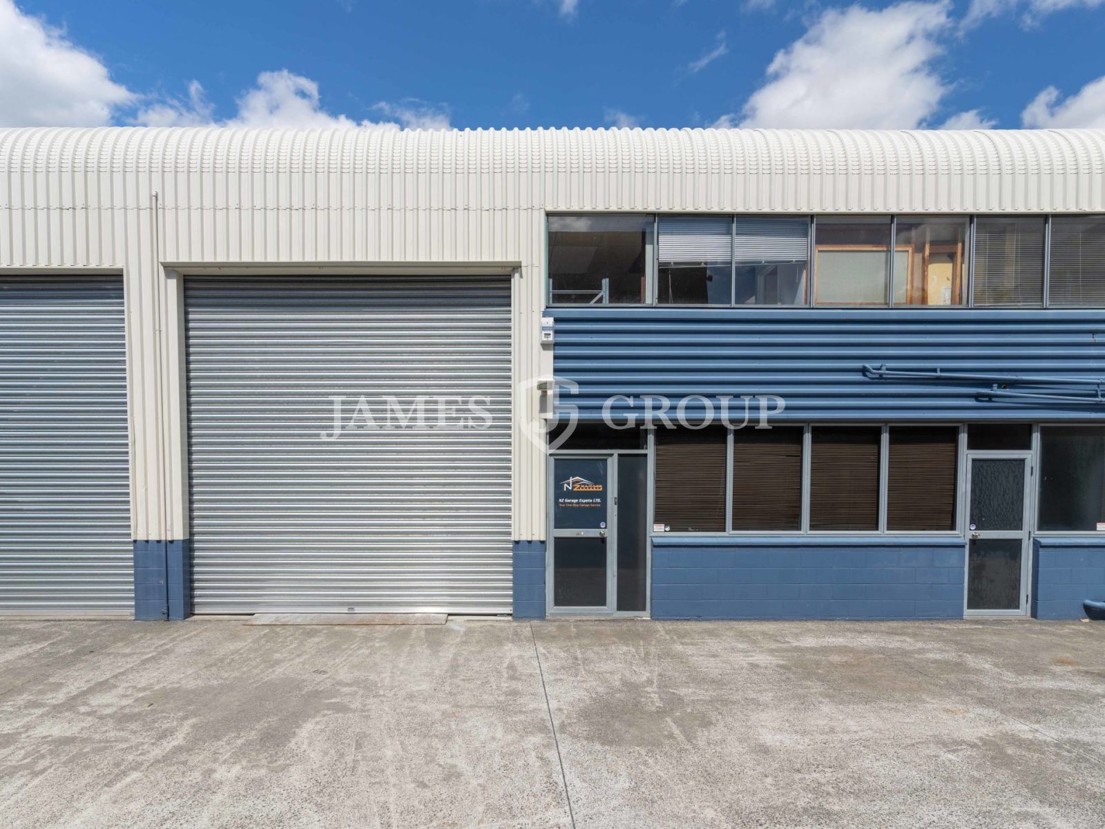 Henderson High Stud Unit + 3 Carparks | 180sqm