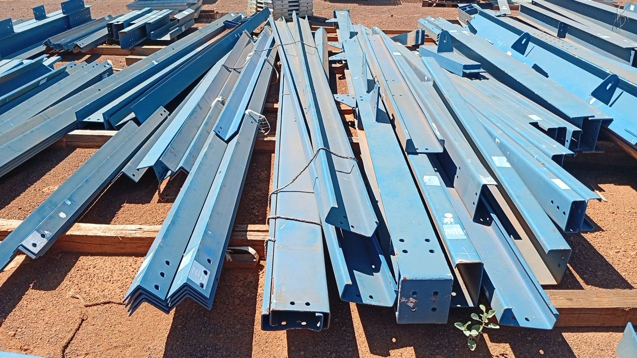 Lot of Metal Structures / Street 1 / BOX A8