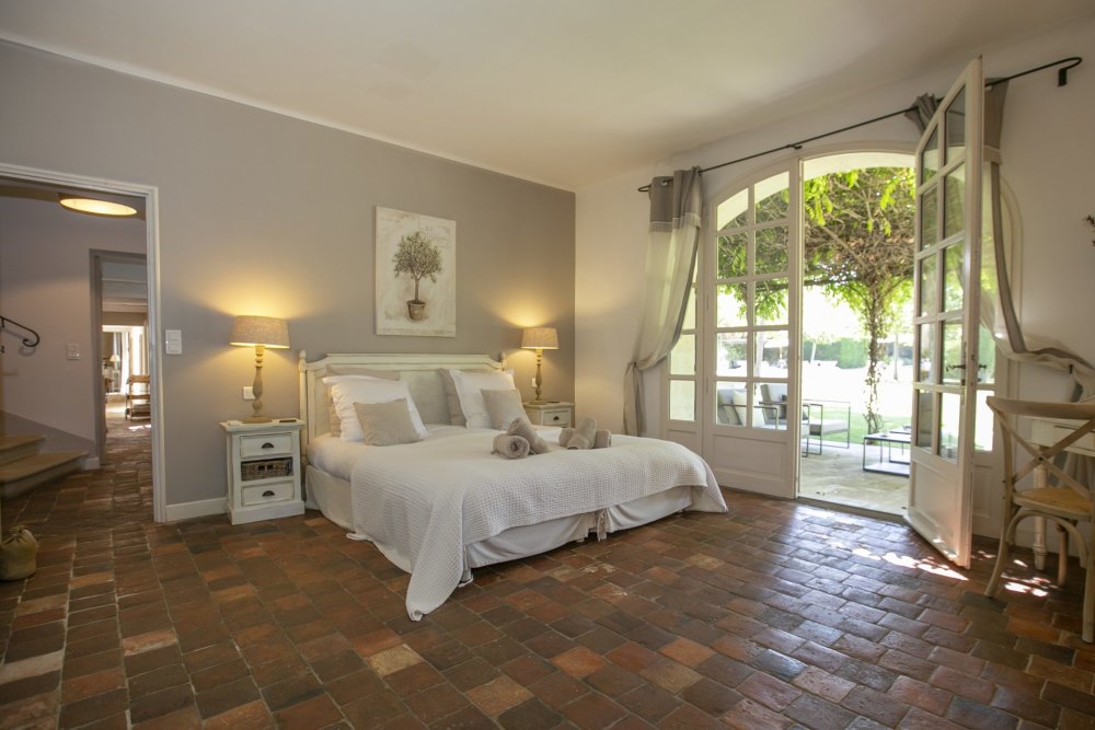Photographs of Mas des Marguerites villa in Provence - Image 12 of 43